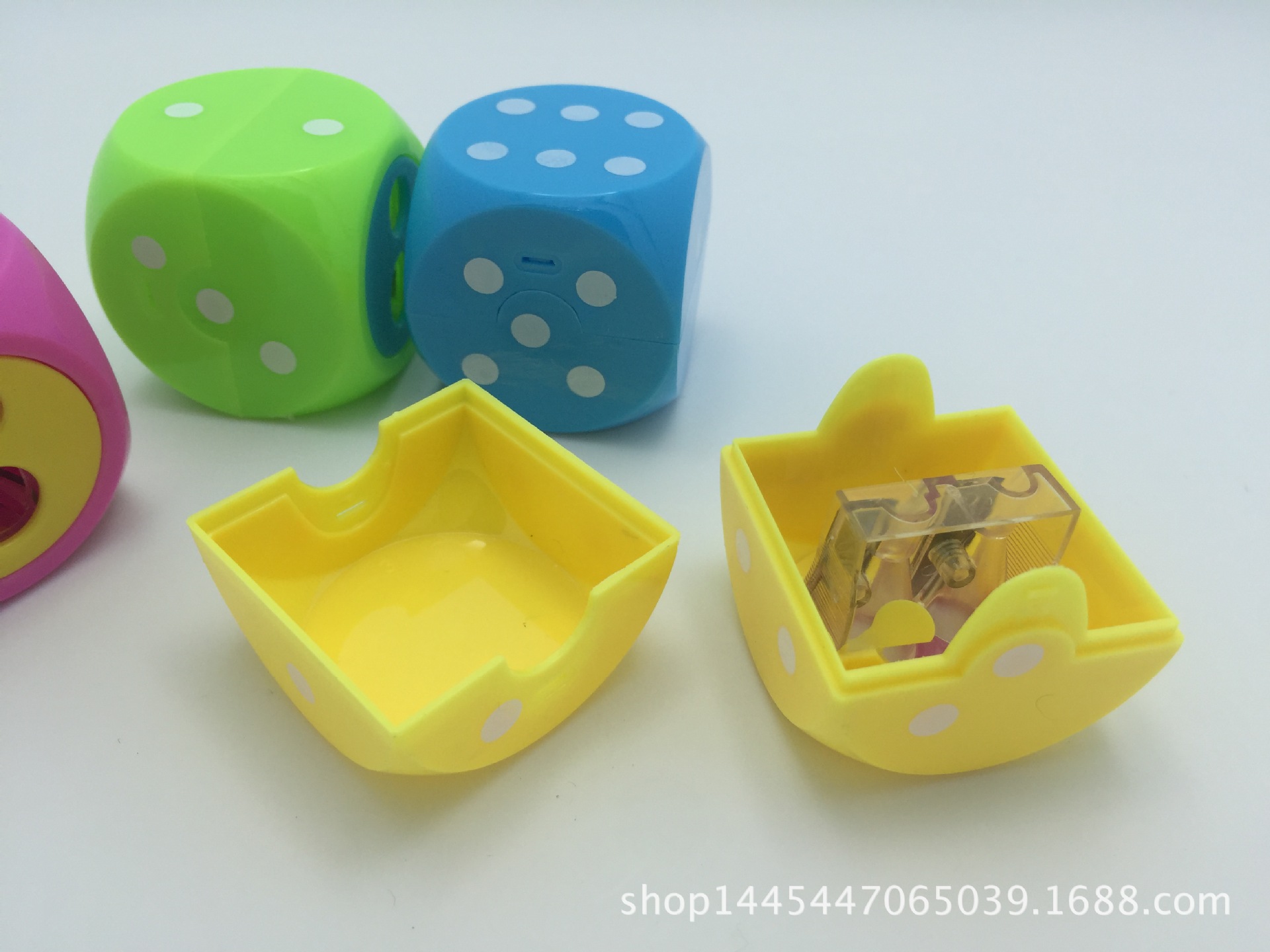 Cartoon pencil sharpener Japanese and Korean dice large hole sharpener candy color sharpener pencil sharpener Cartoon pencil sharpener Japanese and Korean dice large hole sharpener candy color sharpener pencil sharpener