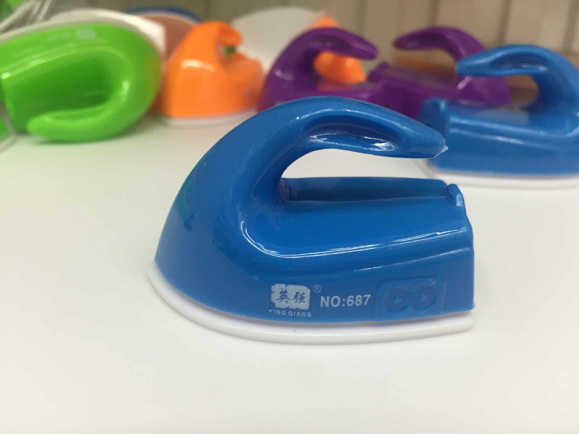 Creative color ironing pencil sharpener with manual single-hole pencil sharpener