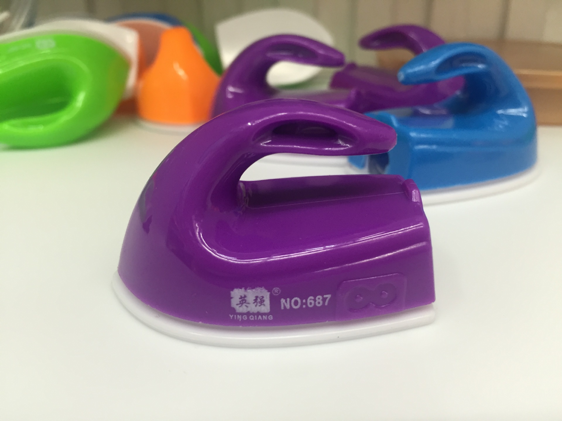 Creative color ironing pencil sharpener with manual single-hole pencil sharpener Creative color ironing pencil sharpener with manual single-hole pencil sharpener