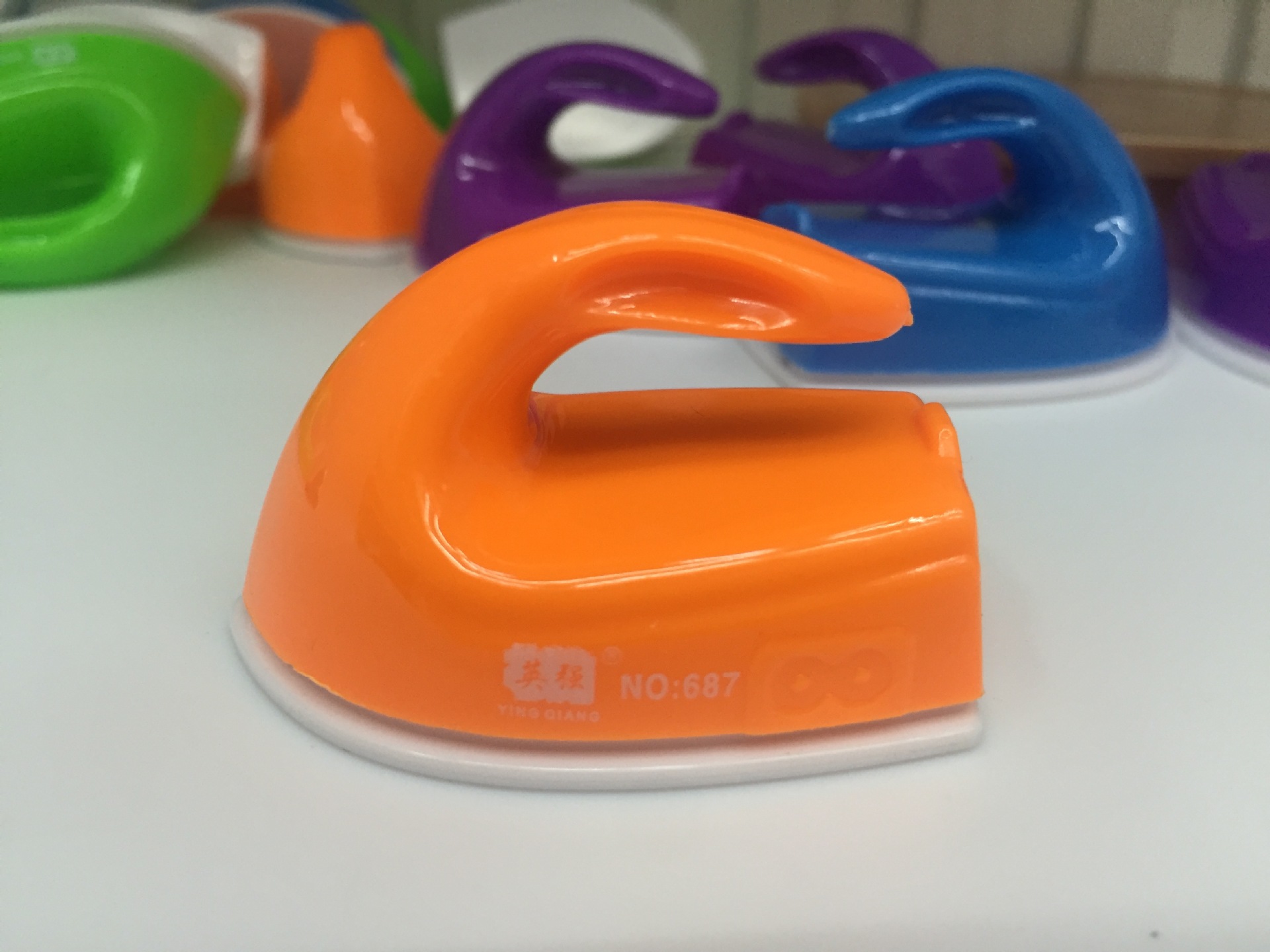 Creative color ironing pencil sharpener with manual single-hole pencil sharpener Creative color ironing pencil sharpener with manual single-hole pencil sharpener