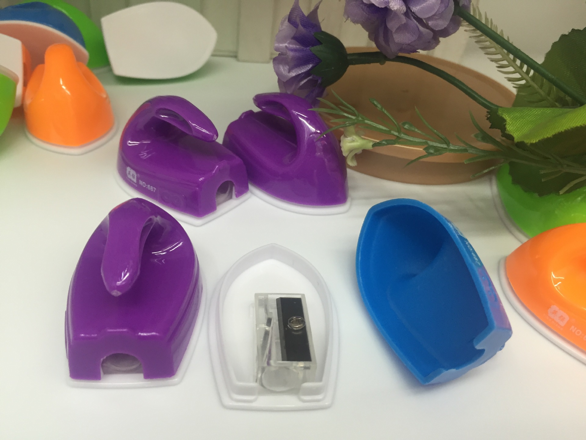 Creative color ironing pencil sharpener with manual single-hole pencil sharpener Creative color ironing pencil sharpener with manual single-hole pencil sharpener