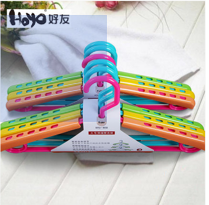 Stretchable clothes rack children plastic clothes hangers hang extra thick clothes on the clothes rack.