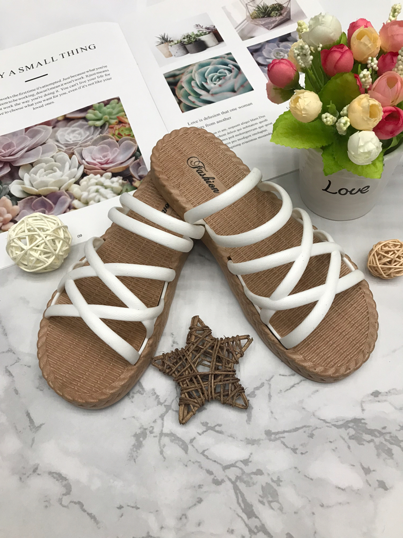 Cool slipper female outside 2020 new summer fashion versatile flat pair wear web celebrity Rome sandal thick bottom beach female