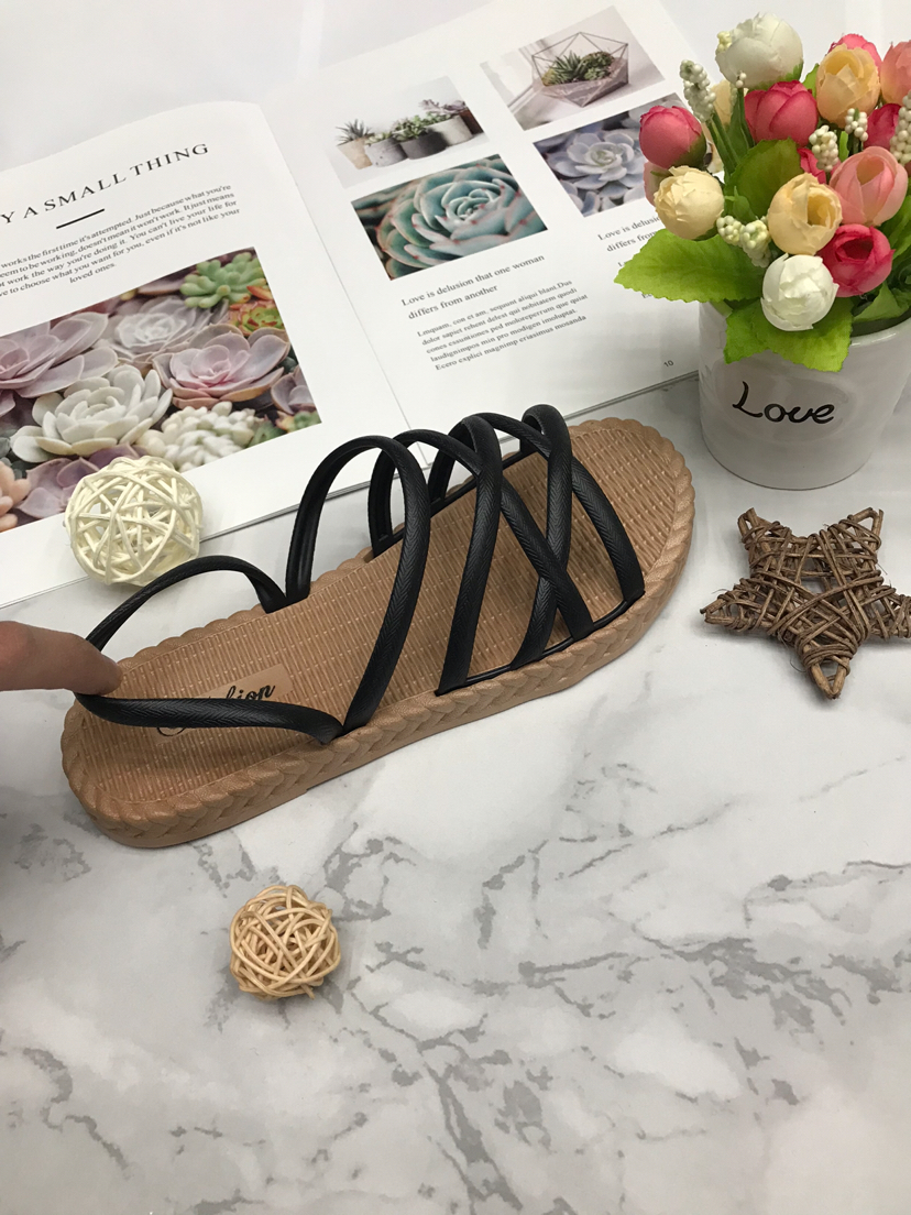 Cool slipper female outside 2020 new summer fashion versatile flat pair wear web celebrity Rome sandal thick bottom beach female Cool slipper female outside 2020 new summer fashion versatile flat pair wear web celebrity Rome sandal thick bottom beach female