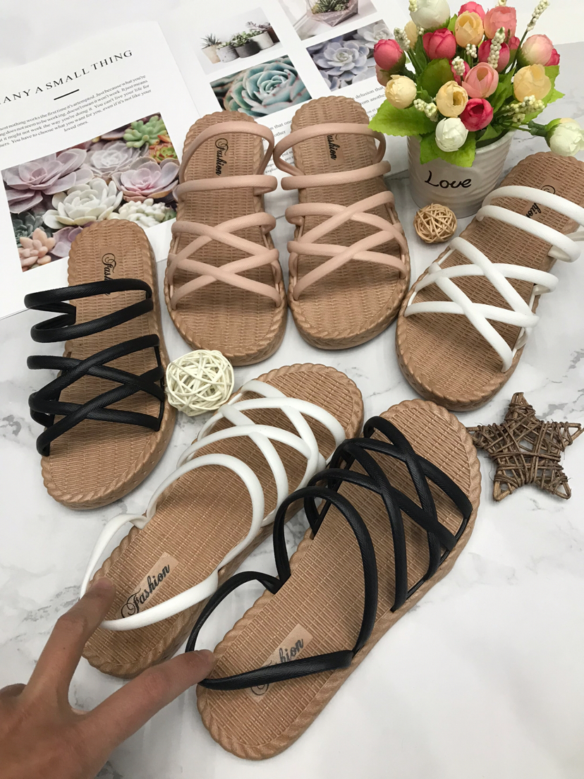 Cool slipper female outside 2020 new summer fashion versatile flat pair wear web celebrity Rome sandal thick bottom beach female Cool slipper female outside 2020 new summer fashion versatile flat pair wear web celebrity Rome sandal thick bottom beach female