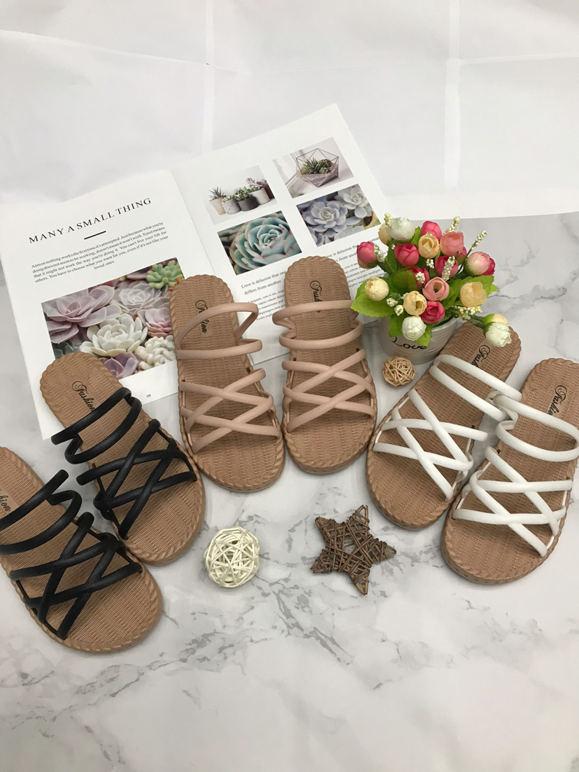 Cool slipper female outside 2020 new summer fashion versatile flat pair wear web celebrity Rome sandal thick bottom beach female Cool slipper female outside 2020 new summer fashion versatile flat pair wear web celebrity Rome sandal thick bottom beach female