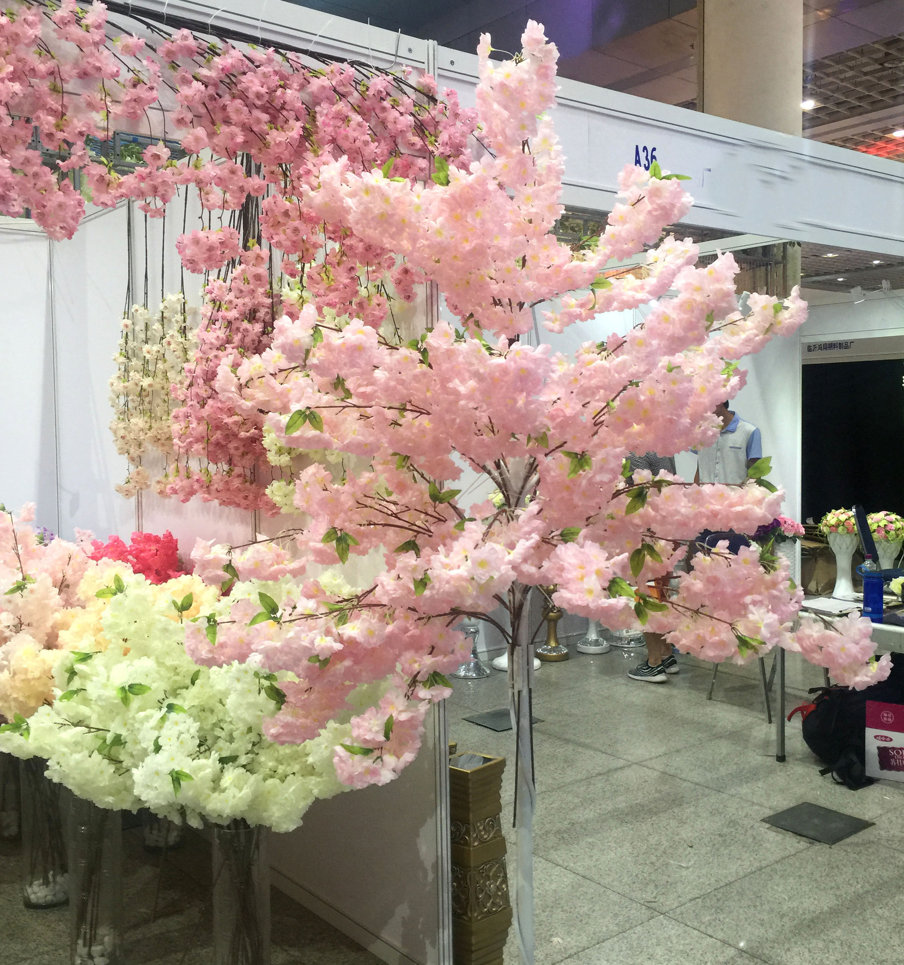 Factory Wholesale Artificial Cheery Branch Fake Flower for Wedding 4 Forks with Leaves Landscape Tree Wedding Decoration Flower Arch Road Lead