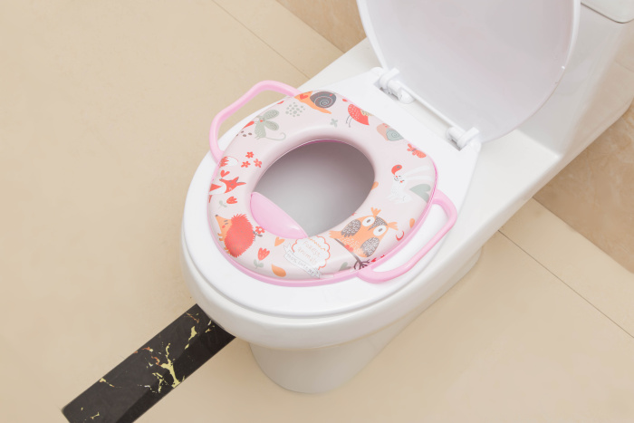 Children's seat with handle children with PVC printed soft cushion seat on the toilet seat. Children's seat with handle children with PVC printed soft cushion seat on the toilet seat.