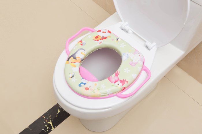 Children's seat with handle children with PVC printed soft cushion seat on the toilet seat. Children's seat with handle children with PVC printed soft cushion seat on the toilet seat.