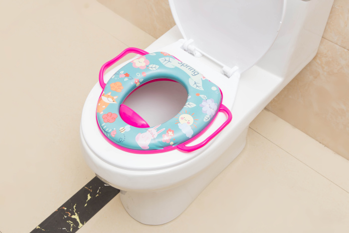 Children's seat with handle children with PVC printed soft cushion seat on the toilet seat. Children's seat with handle children with PVC printed soft cushion seat on the toilet seat.