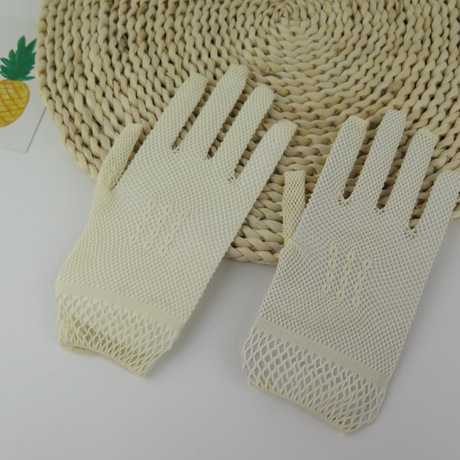 Eyelet gloves femininity wedding dress etiquette shows off black and white gloves for parent-child children