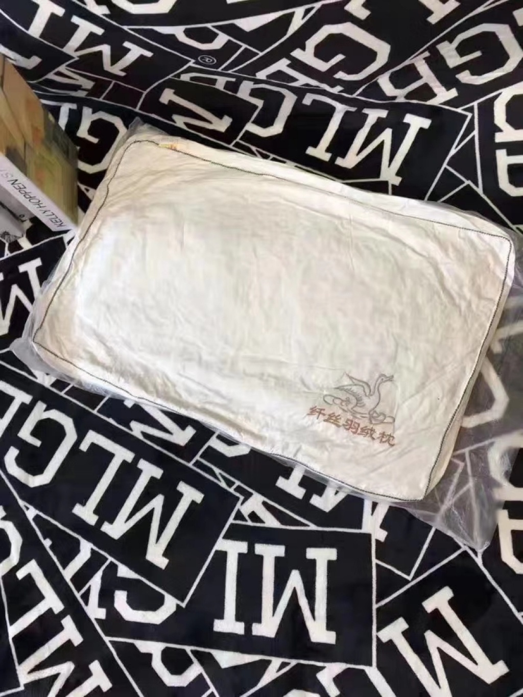 Cotton Twill High-Count and High-Density Swan Embroidery Pillow Inner Wholesale