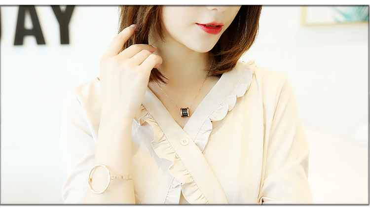 Japanese and Korean Style Ornament TikTok Same Style Internet Celebrity Four-Leaf Clover Pendant Titanium Steel Necklace Female Swan Clavicle Chain Letter Necklace
