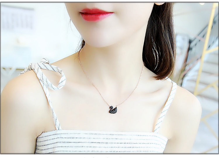 Japanese and Korean Style Ornament TikTok Same Style Internet Celebrity Four-Leaf Clover Pendant Titanium Steel Necklace Female Swan Clavicle Chain Letter Necklace