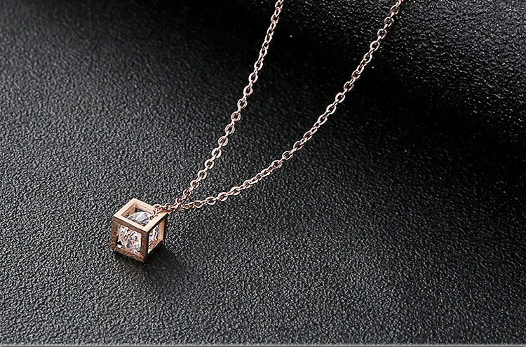 Japanese and Korean Style Ornament TikTok Same Style Internet Celebrity Four-Leaf Clover Pendant Titanium Steel Necklace Female Swan Clavicle Chain Letter Necklace