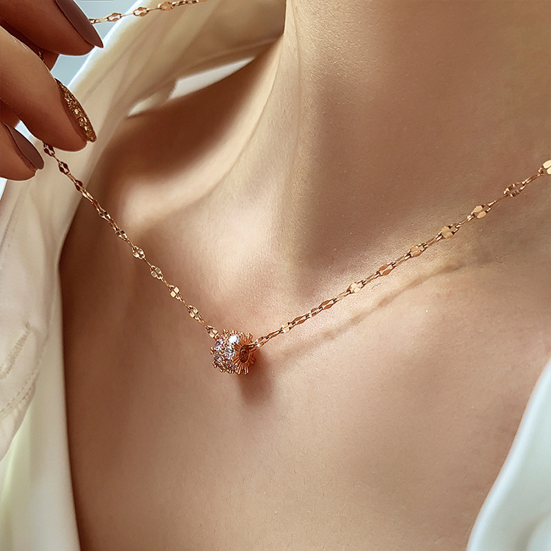 Luxury Simple 18K Rose Gold Titanium Steel Necklace Female Clavicle Chain Non-Fading Swan Clover Ornament Luxury Simple 18K Rose Gold Titanium Steel Necklace Female Clavicle Chain Non-Fading Swan Clover Ornament