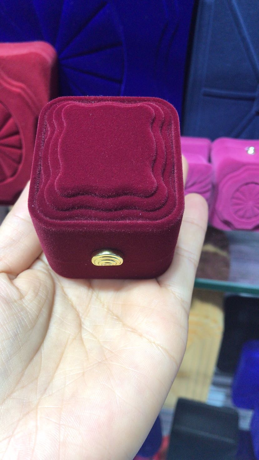 The Spot high - grade flocking box ring box ear nail box delicate velvet The Spot high - grade flocking box ring box ear nail box delicate velvet