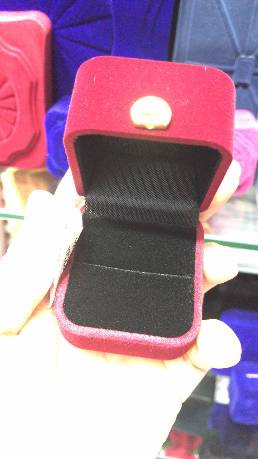 The Spot high - grade flocking box ring box ear nail box delicate velvet The Spot high - grade flocking box ring box ear nail box delicate velvet