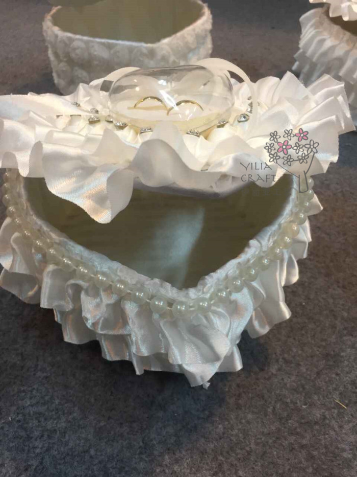 The new ring is a jewelry box for wedding flower girl bridesmaid to exchange the ring box manufacturer direct sale. The new ring is a jewelry box for wedding flower girl bridesmaid to exchange the ring box manufacturer direct sale.