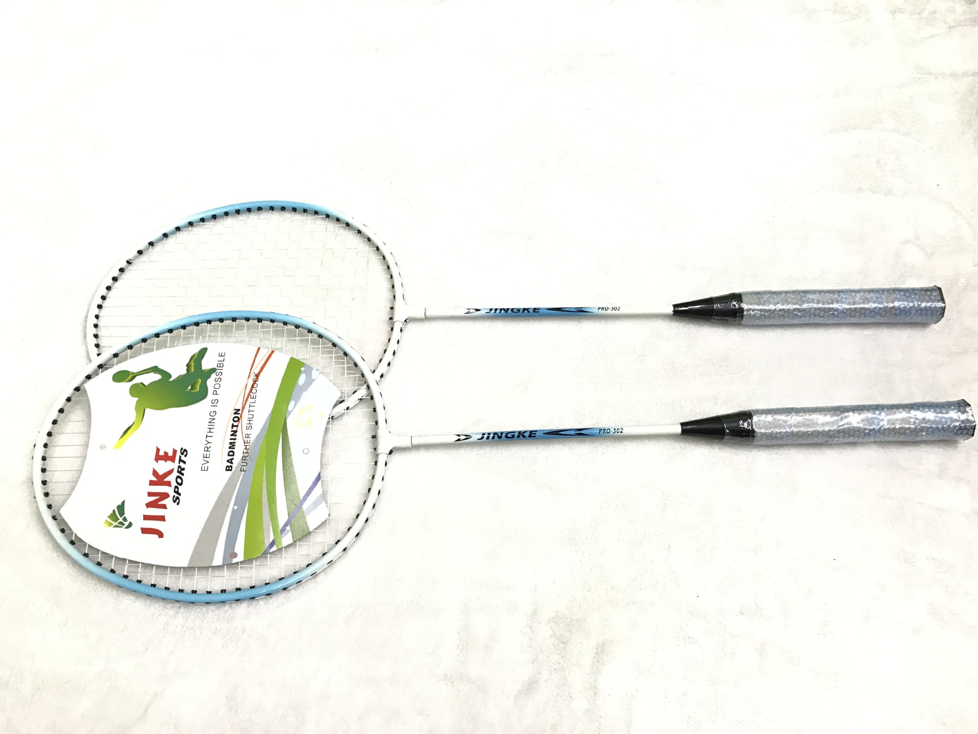 The factory direct selling JINKE-302 badminton rackets 2 pieces to take super light alloy competition training. The factory direct selling JINKE-302 badminton rackets 2 pieces to take super light alloy competition training.