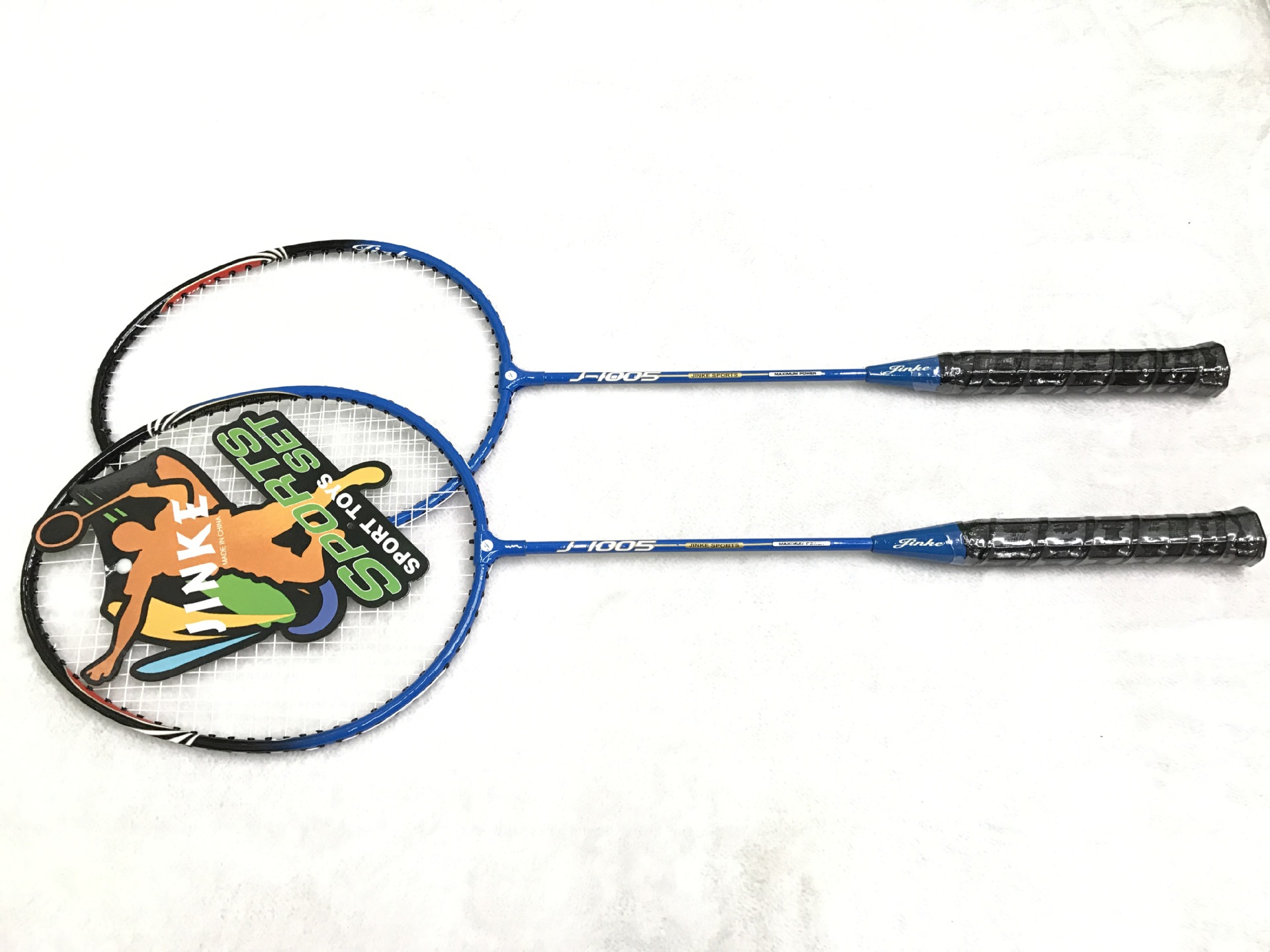 The factory direct selling JINKE-302 badminton rackets 2 pieces to take super light alloy competition training. The factory direct selling JINKE-302 badminton rackets 2 pieces to take super light alloy competition training.