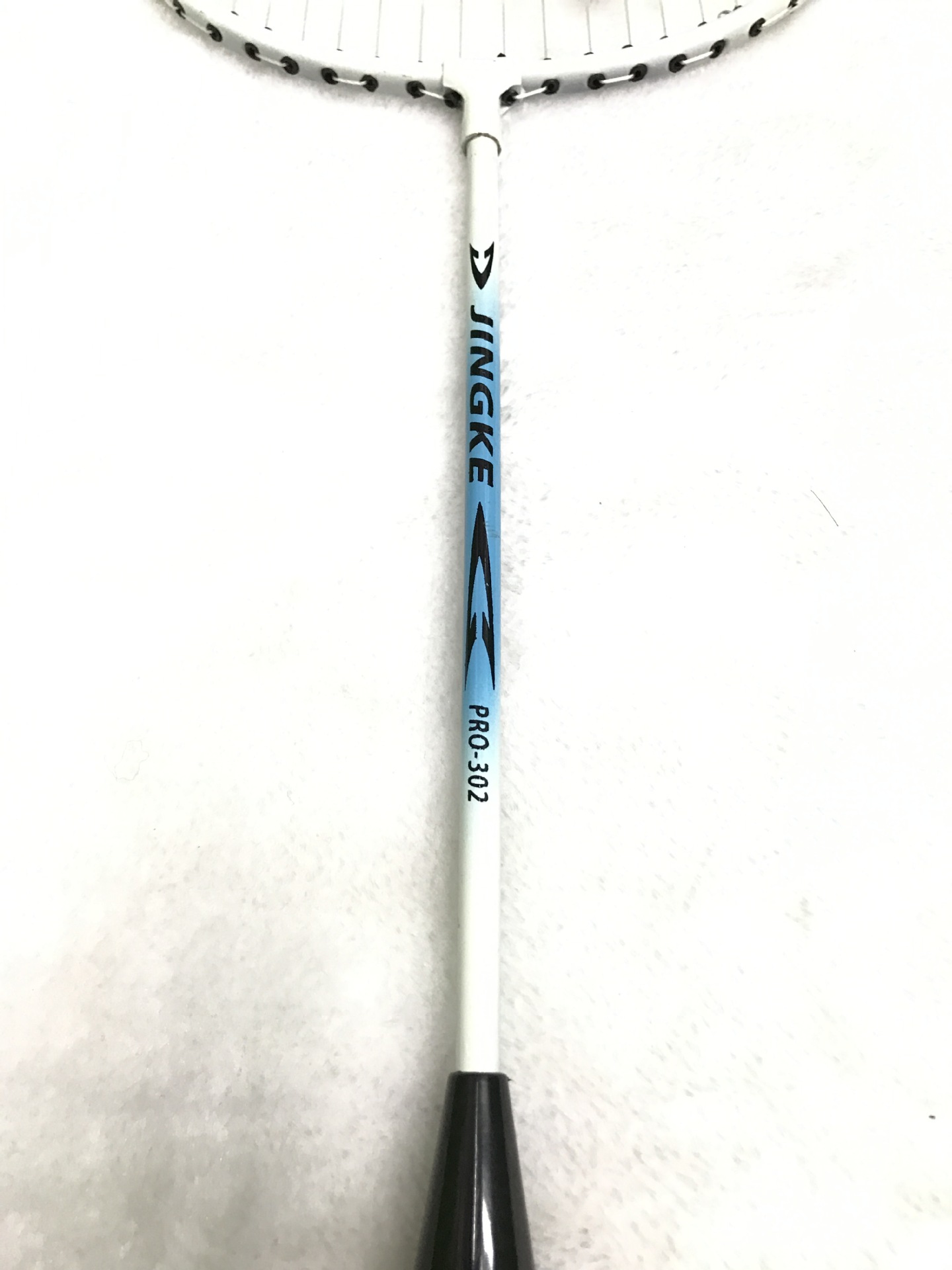 The factory direct selling JINKE-302 badminton rackets 2 pieces to take super light alloy competition training. The factory direct selling JINKE-302 badminton rackets 2 pieces to take super light alloy competition training.