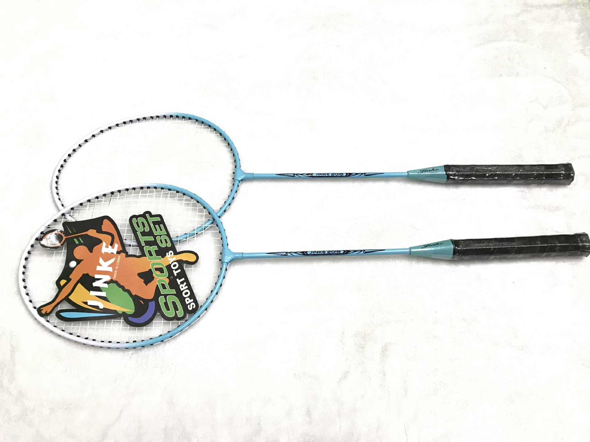 The factory direct selling JINKE-302 badminton rackets 2 pieces to take super light alloy competition training. The factory direct selling JINKE-302 badminton rackets 2 pieces to take super light alloy competition training.