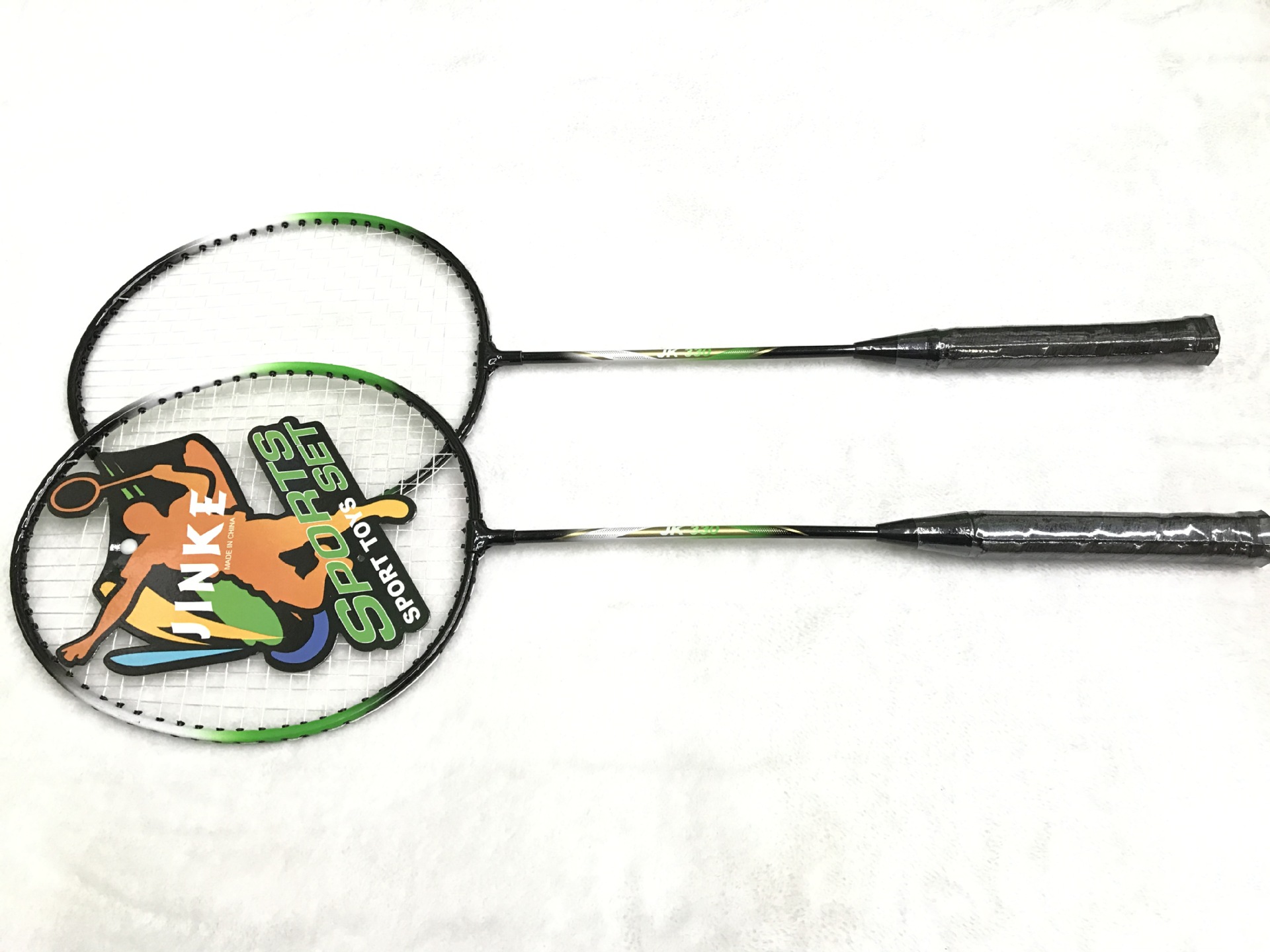 The factory direct selling JINKE-302 badminton rackets 2 pieces to take super light alloy competition training. The factory direct selling JINKE-302 badminton rackets 2 pieces to take super light alloy competition training.