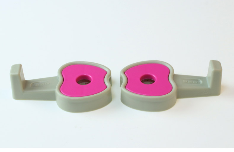 The small apple car is connected to a multi-purpose seatback hook with a multi-purpose seatback hook with an r-x5011.