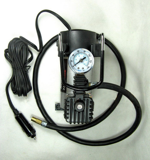 The car pump air pump automobile air pump cylinder tire pressure gauge electric portable gas pump metal copper core.