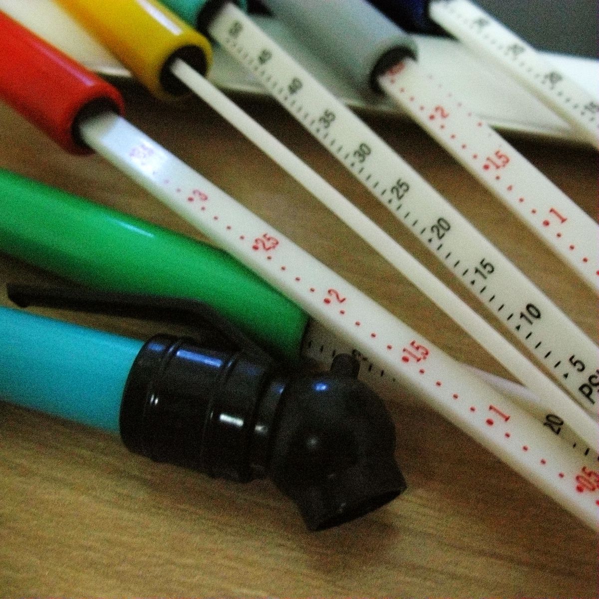 14cm Tire Pressure Pen 11G Pen Type Tire Pressure Gauge Tire Pressure Gauge Portable Tire Pressure Monitoring Mixed Gift