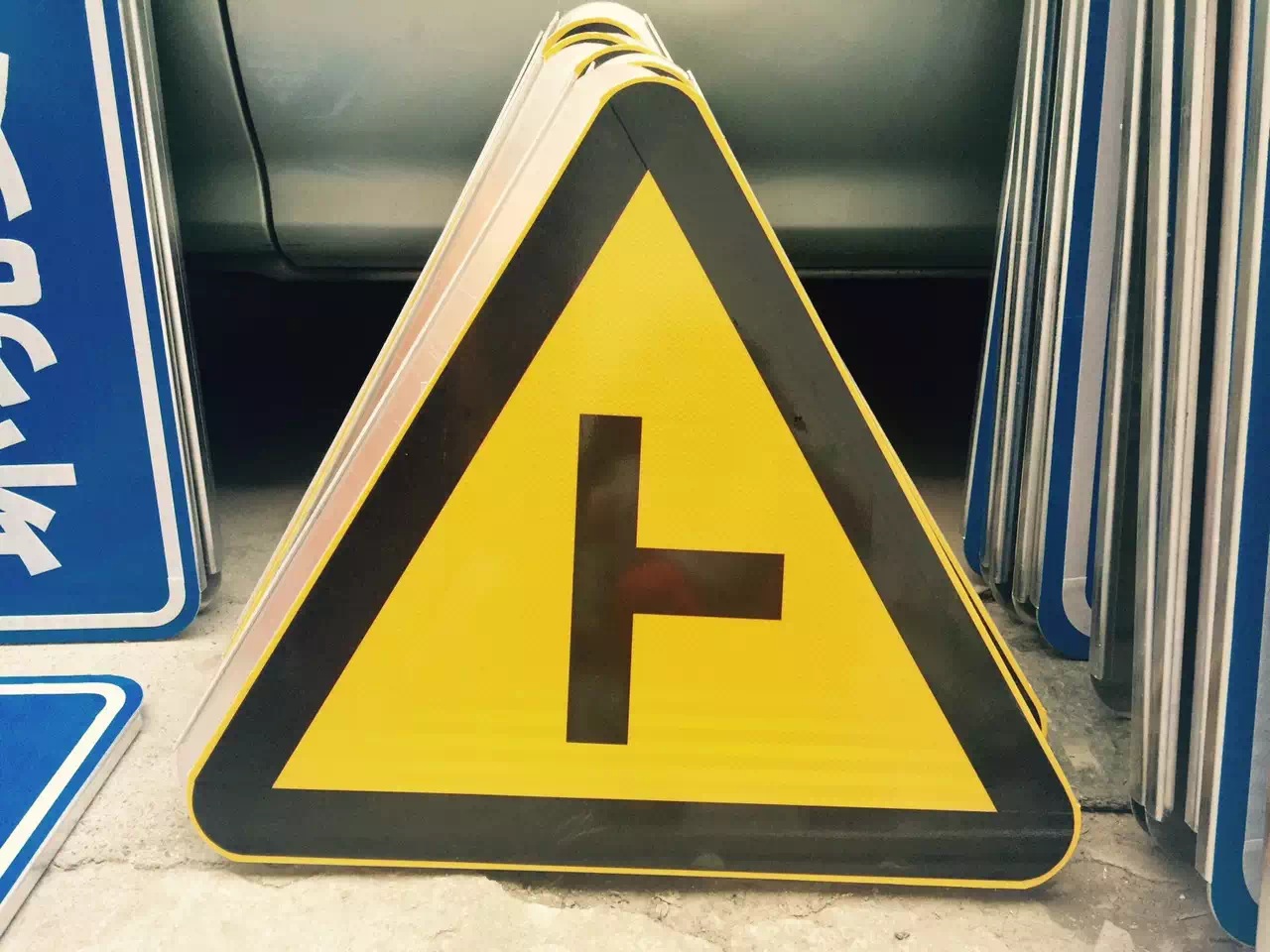 Traffic sign traffic warning sign customized reflective sign triangle T junction sign.
