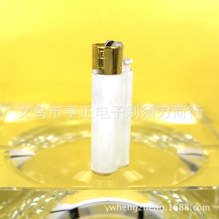 2017 Creative Grinding Wheel Gold Cover Flame Lighter Genuine Explosion-Proof Disposable Lighter Factory Wholesale 2017 Creative Grinding Wheel Gold Cover Flame Lighter Genuine Explosion-Proof Disposable Lighter Factory Wholesale