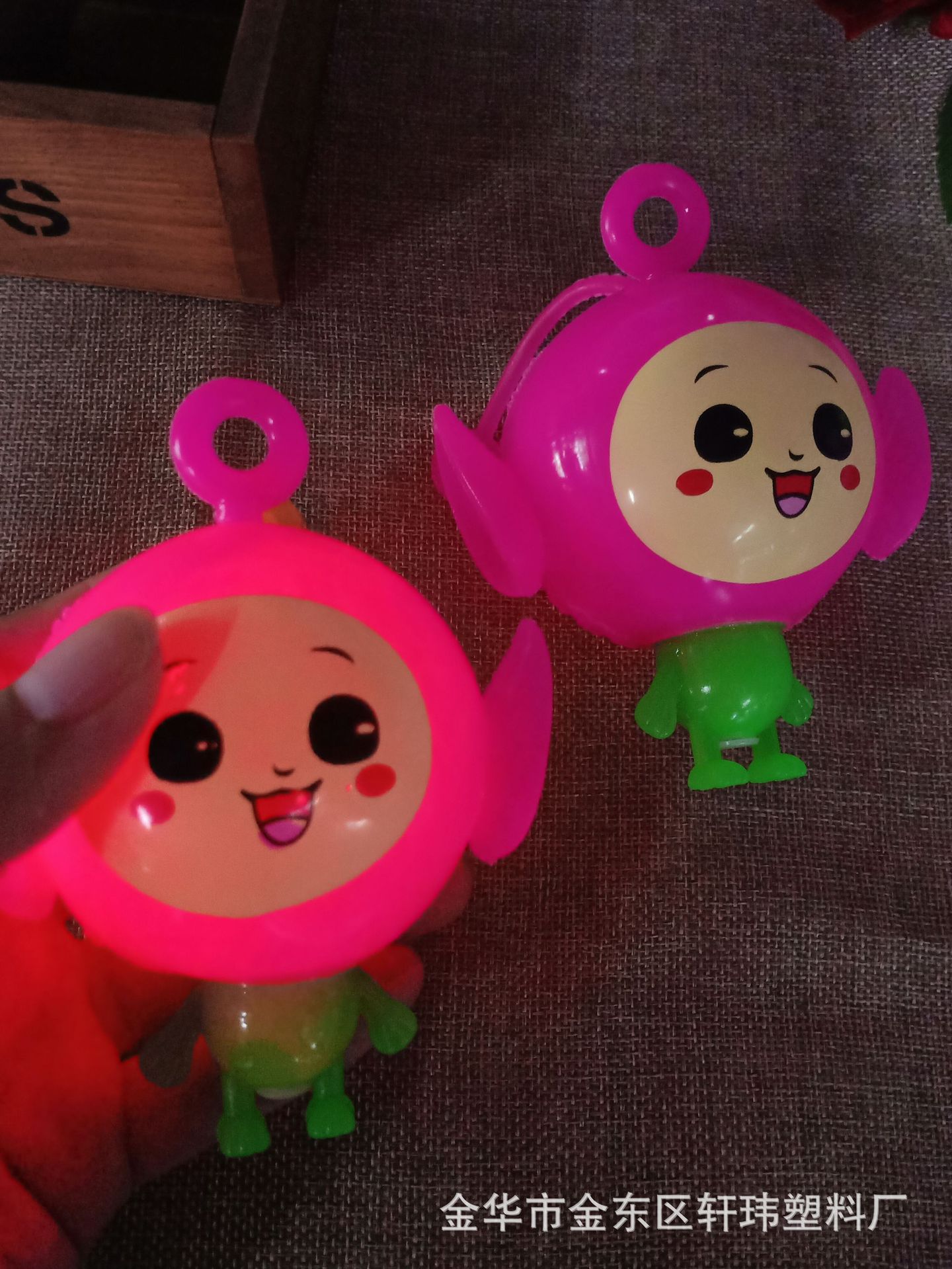Manufacturers direct light big head baby whistle ball Flash massage ball vent knead knead called street supply Manufacturers direct light big head baby whistle ball Flash massage ball vent knead knead called street supply
