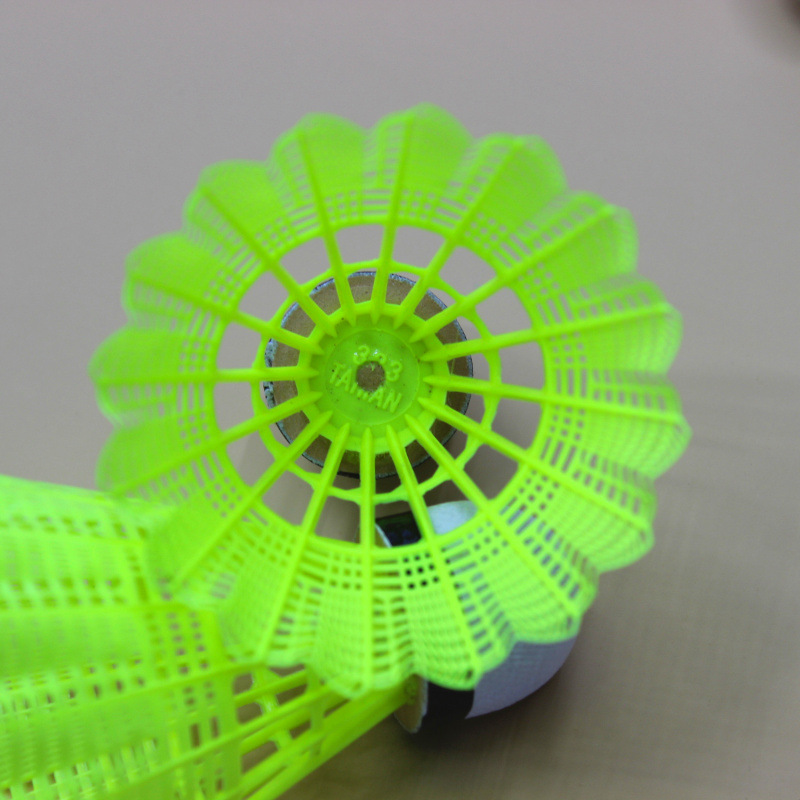 Nylon badminton super resistant to play yellow nylon plastic ball 3 card suction game training and entertainment ball Nylon badminton super resistant to play yellow nylon plastic ball 3 card suction game training and entertainment ball