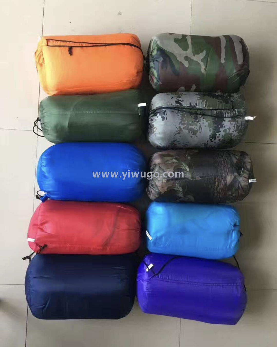 The 1.8kg winter monochrome outdoor hooded envelope makes it easy to carry an outdoor sleeping bag
