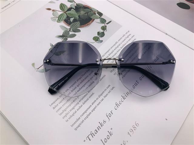 Stylish 2019 new stylish cut edge, ladies metallic, custom uv-proof stylish ladies