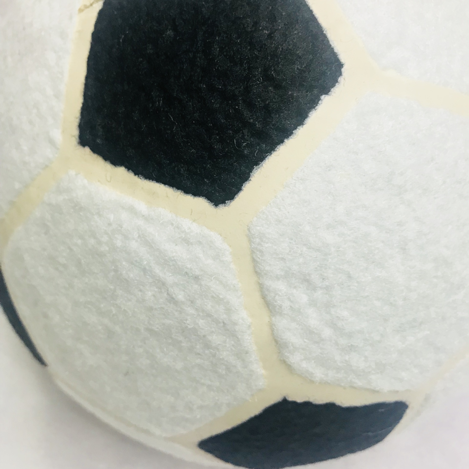 The retail model is a direct selling of the big tennis ball, the ball is 8.5 inches and 21.6cm in black and white.