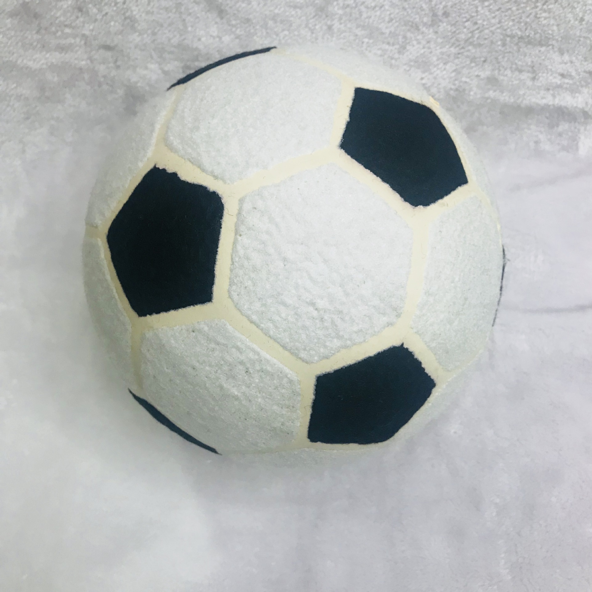 The retail model is a direct selling of the big tennis ball, the ball is 8.5 inches and 21.6cm in black and white.