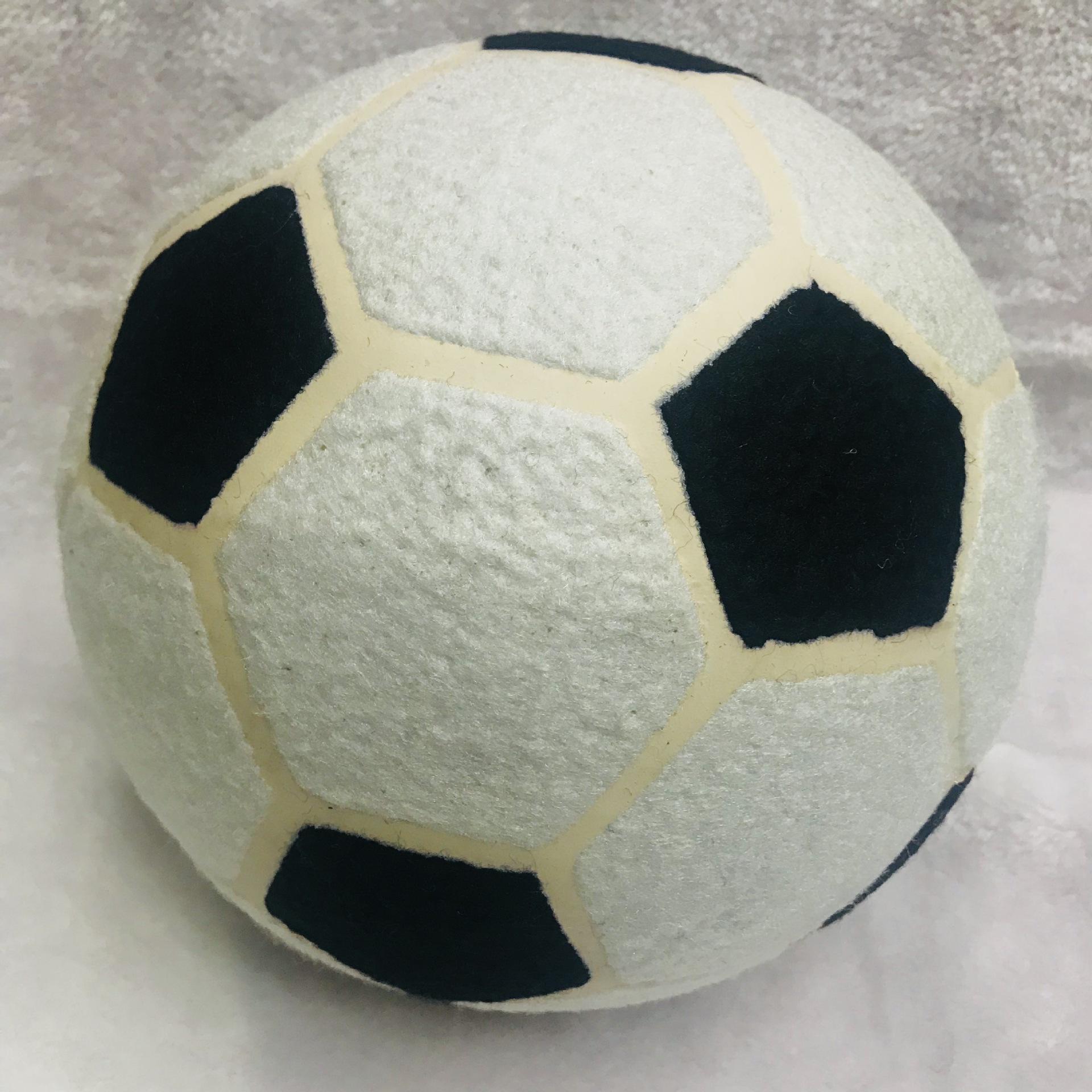 The retail model is a direct selling of the big tennis ball, the ball is 8.5 inches and 21.6cm in black and white. The retail model is a direct selling of the big tennis ball, the ball is 8.5 inches and 21.6cm in black and white.