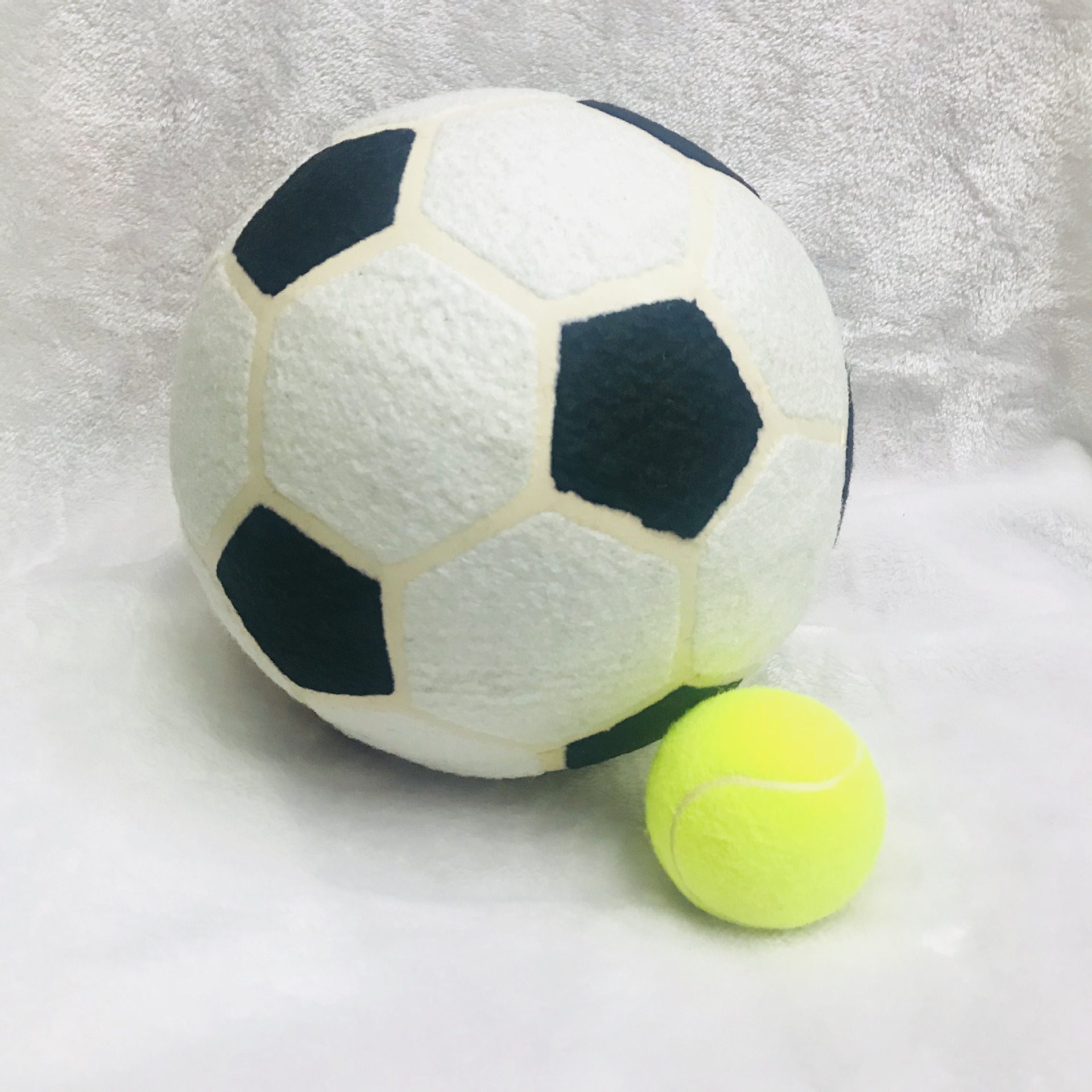 The retail model is a direct selling of the big tennis ball, the ball is 8.5 inches and 21.6cm in black and white. The retail model is a direct selling of the big tennis ball, the ball is 8.5 inches and 21.6cm in black and white.