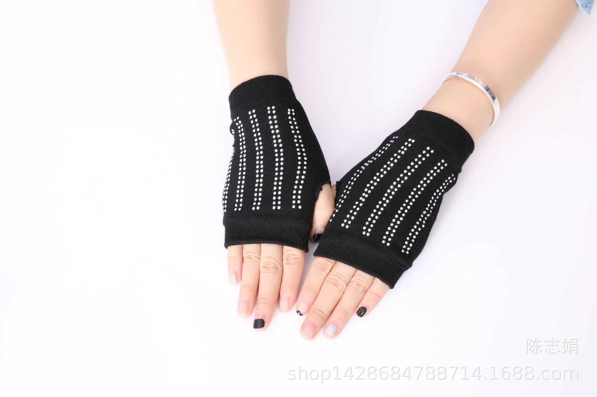 2018 new cool water drill rivet student open-finger sailor dance gloves five-coded star half-finger knitted gloves