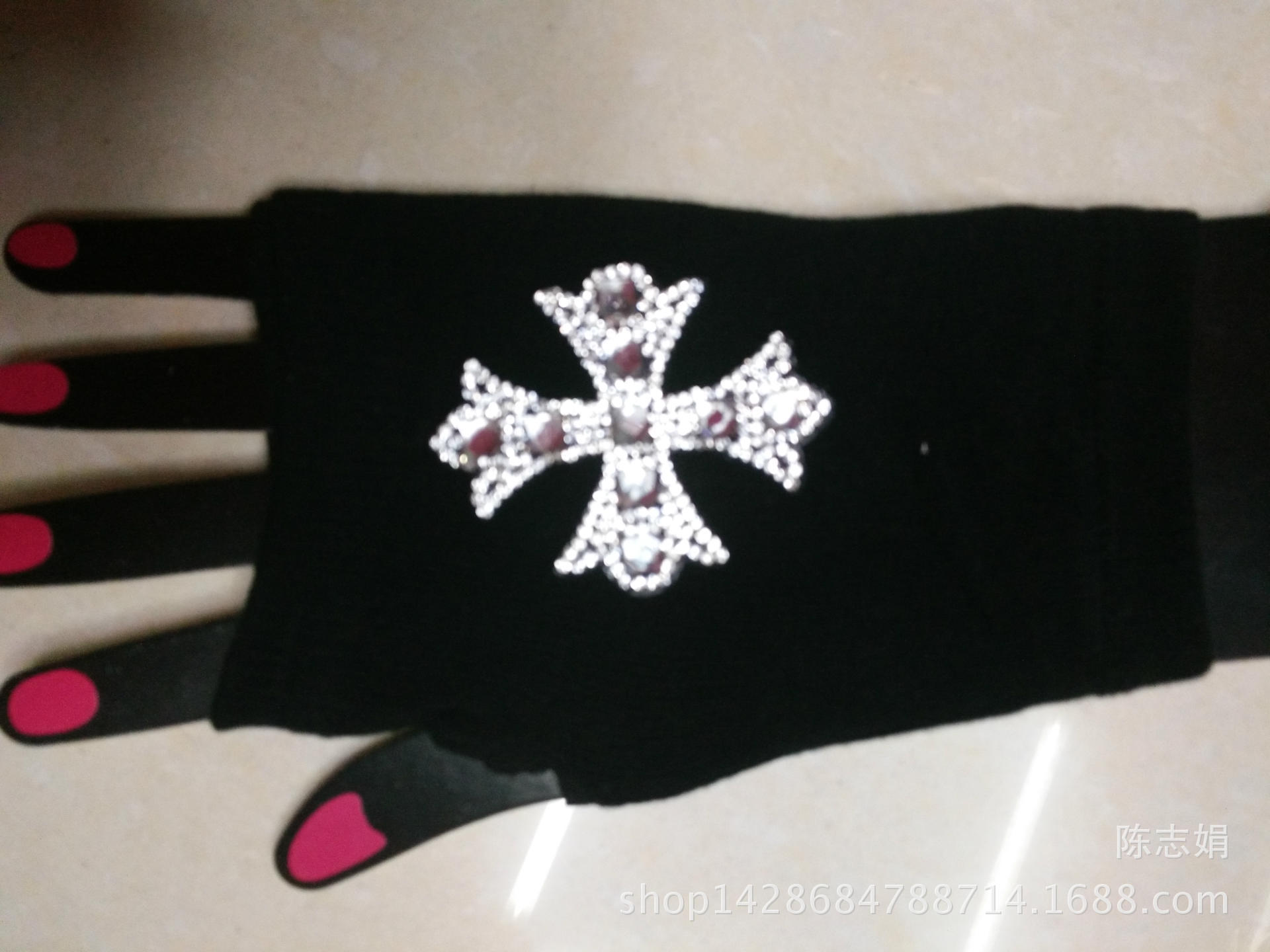 2018 new cool water drill rivet student open-finger sailor dance gloves five-coded star half-finger knitted gloves