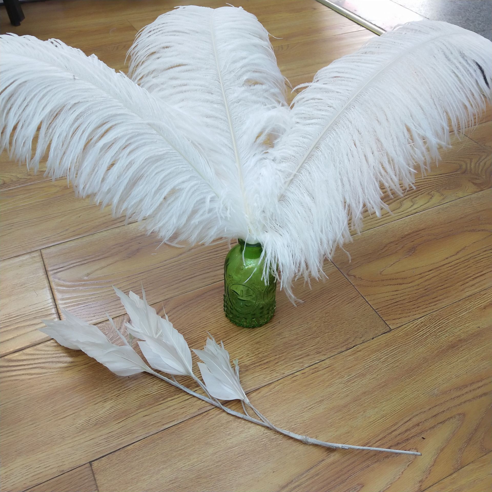 Factory in Stock Supply High Quality 45-50cm White Ostrich Feather Wedding Flower Arrangement Feather Clothing Decorative Accessories