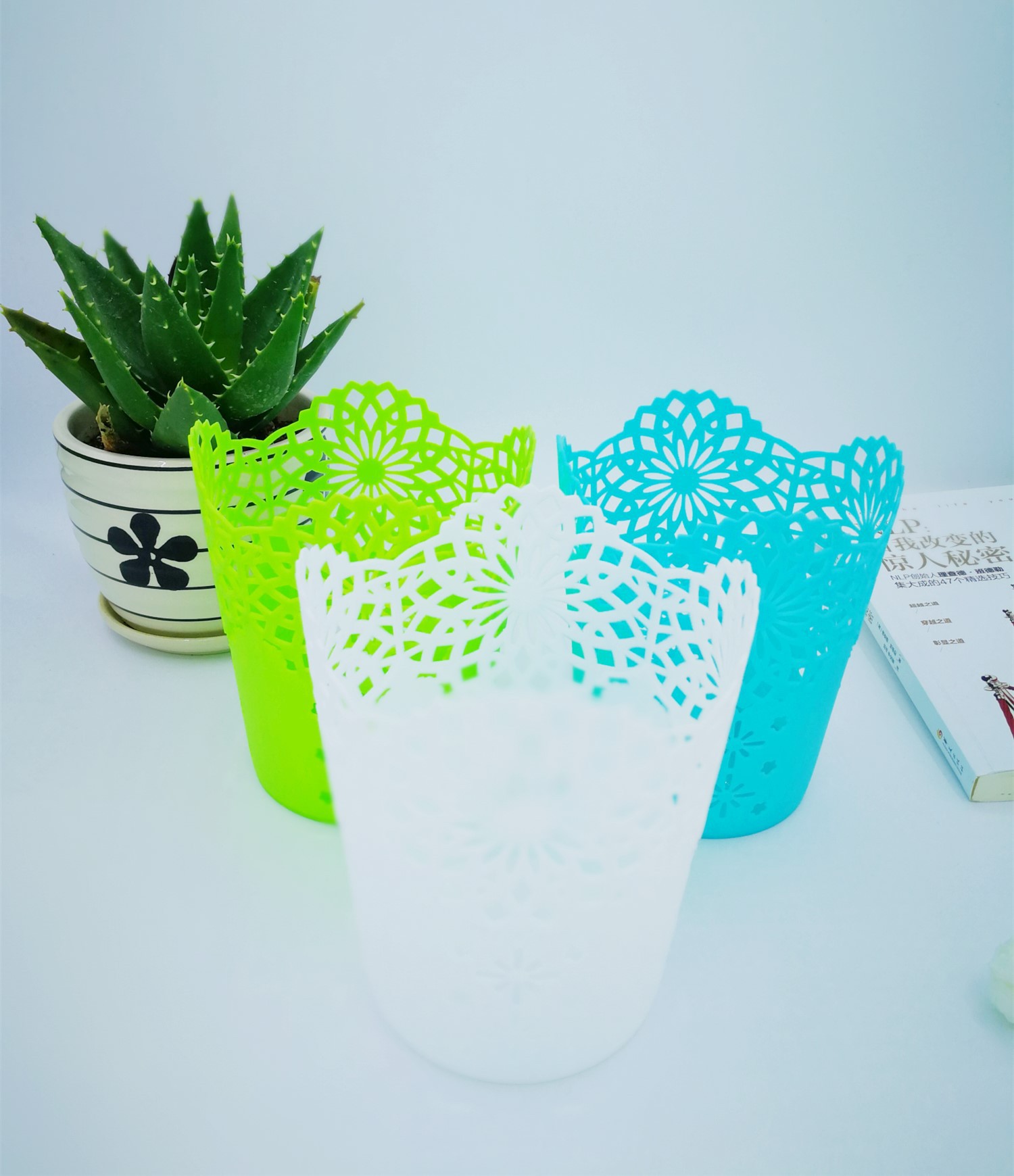 Hollow Pattern Suitable for Small Gifts Pastoral Style Desktop Plastic Trumpet Storage Pen Holder