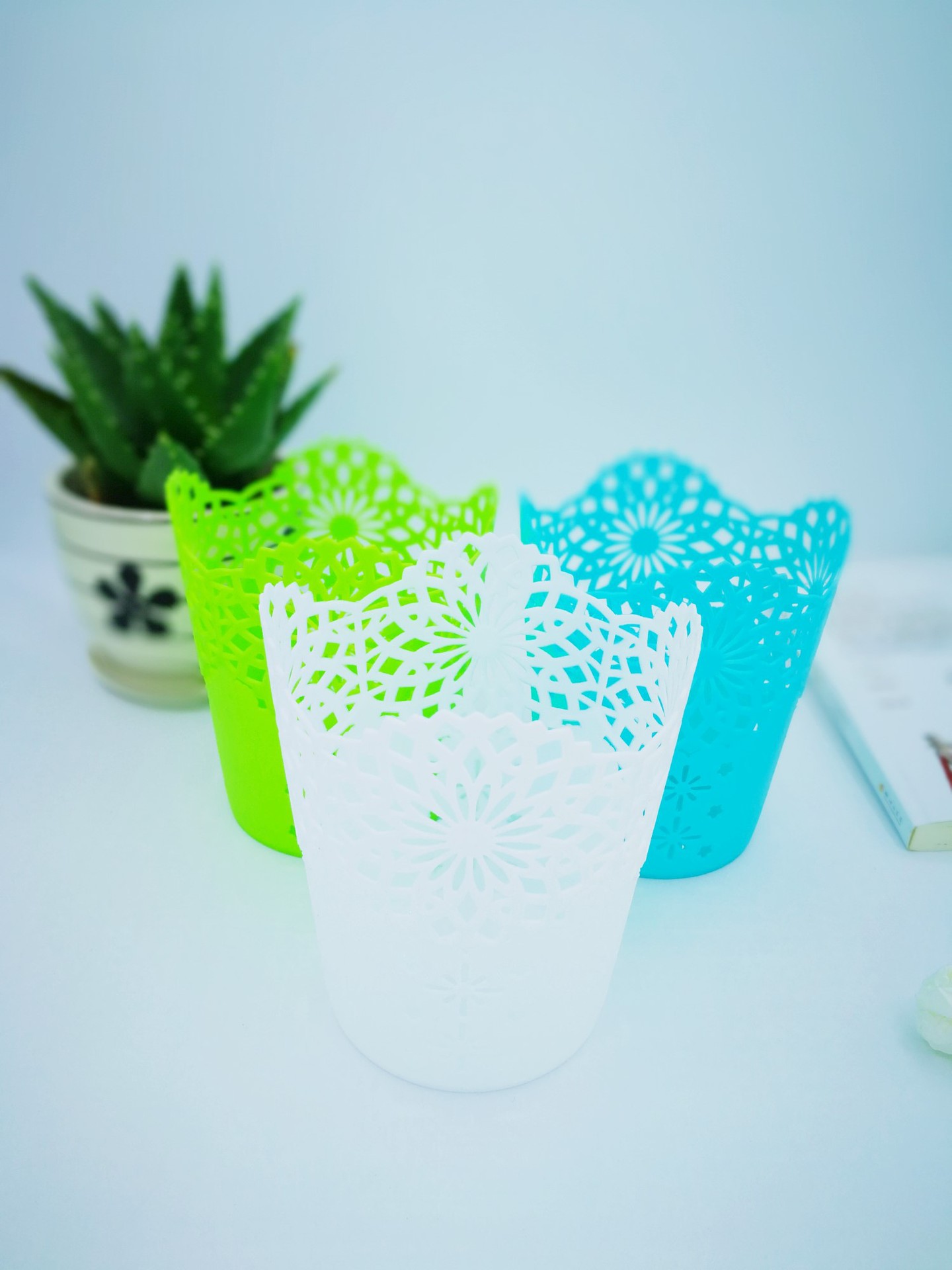 Hollow Pattern Suitable for Small Gifts Pastoral Style Desktop Plastic Trumpet Storage Pen Holder Hollow Pattern Suitable for Small Gifts Pastoral Style Desktop Plastic Trumpet Storage Pen Holder