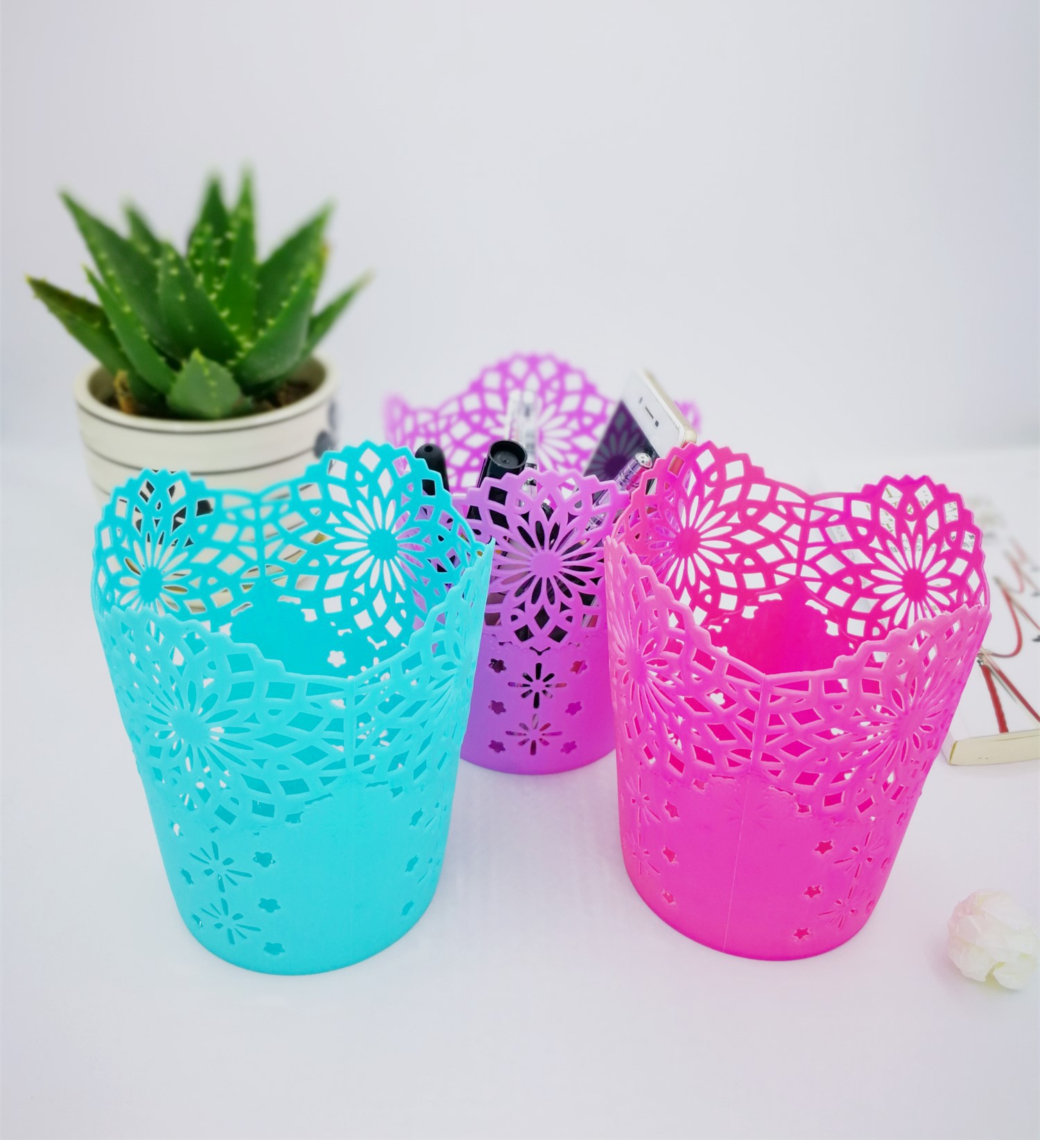 Hollow Pattern Suitable for Small Gifts Pastoral Style Desktop Plastic Trumpet Storage Pen Holder Hollow Pattern Suitable for Small Gifts Pastoral Style Desktop Plastic Trumpet Storage Pen Holder
