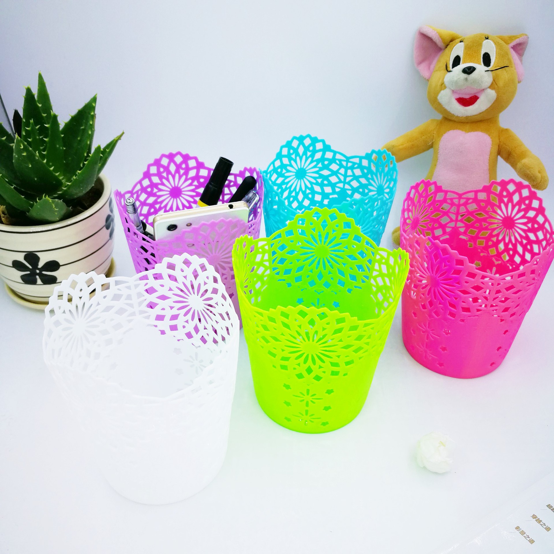 Hollow Pattern Suitable for Small Gifts Pastoral Style Desktop Plastic Trumpet Storage Pen Holder Hollow Pattern Suitable for Small Gifts Pastoral Style Desktop Plastic Trumpet Storage Pen Holder