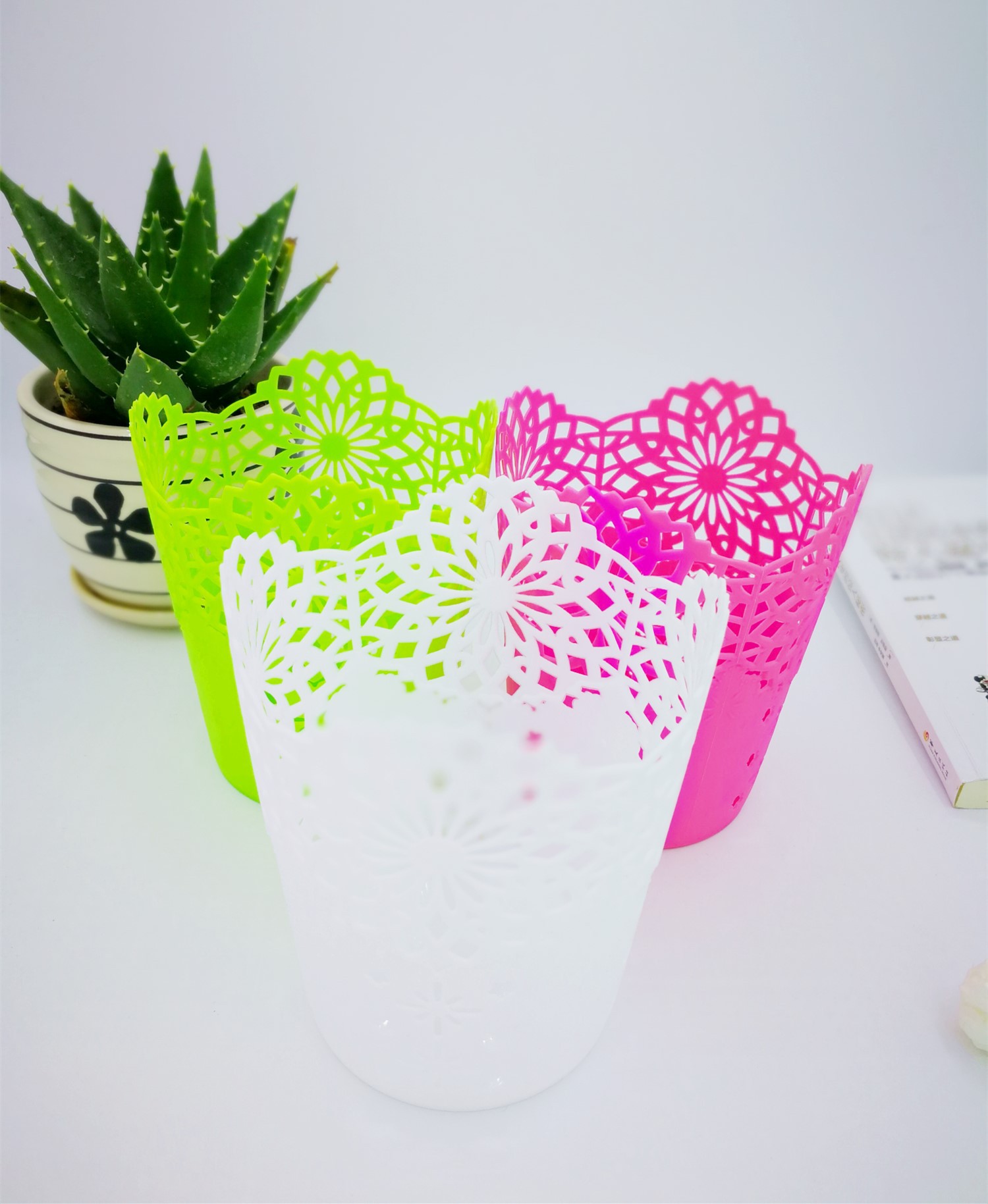 Hollow Pattern Suitable for Small Gifts Pastoral Style Desktop Plastic Trumpet Storage Pen Holder Hollow Pattern Suitable for Small Gifts Pastoral Style Desktop Plastic Trumpet Storage Pen Holder