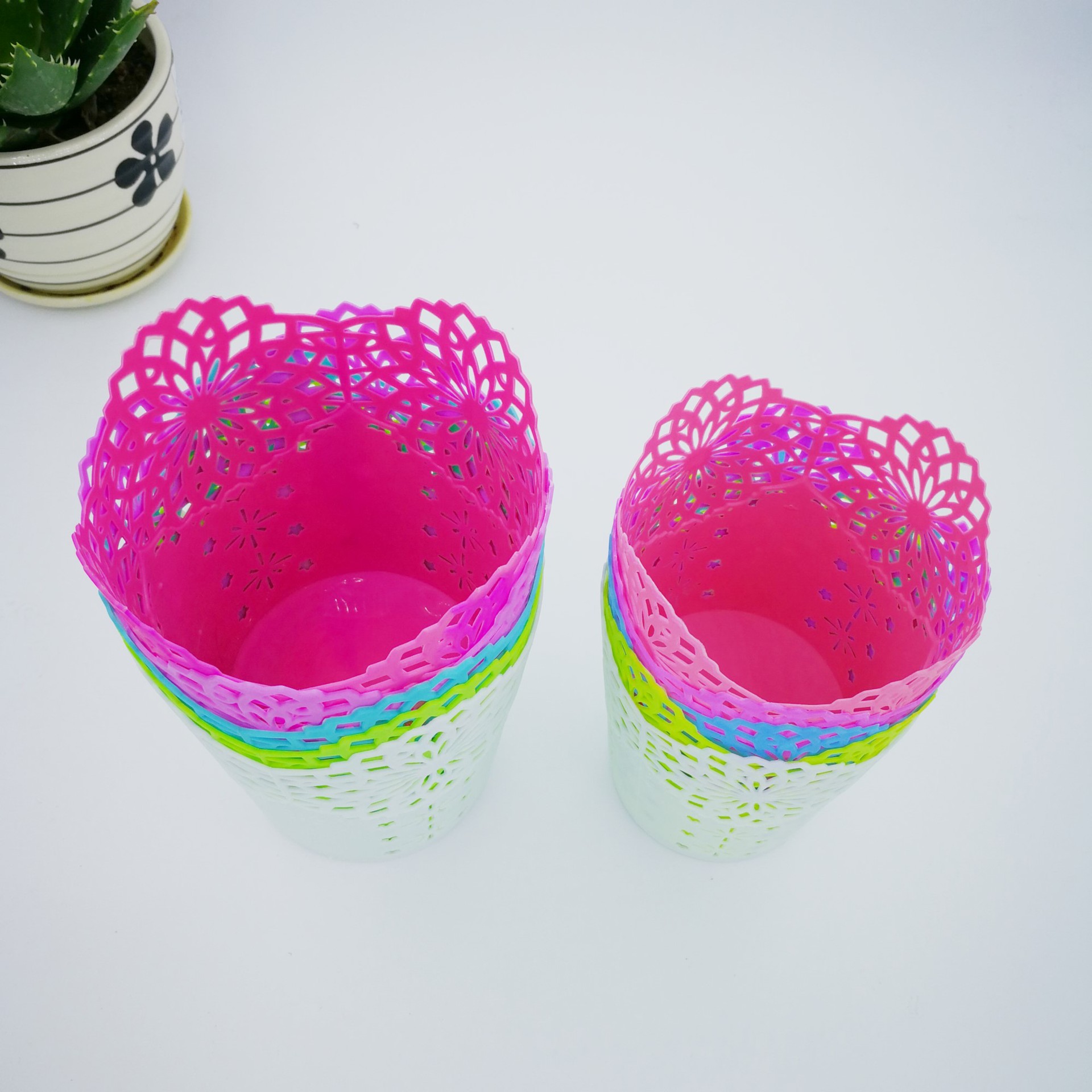 Hollow Pattern Suitable for Small Gifts Pastoral Style Desktop Plastic Trumpet Storage Pen Holder Hollow Pattern Suitable for Small Gifts Pastoral Style Desktop Plastic Trumpet Storage Pen Holder